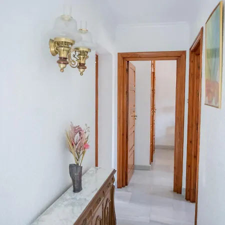 Authentic, Huge Terrace Sea & Mountain Views بيت للعطل سالوبرينيا